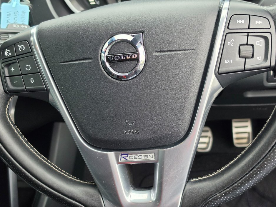 Volvo V40 2018 R-Design/FSH/Warranty — photo 9